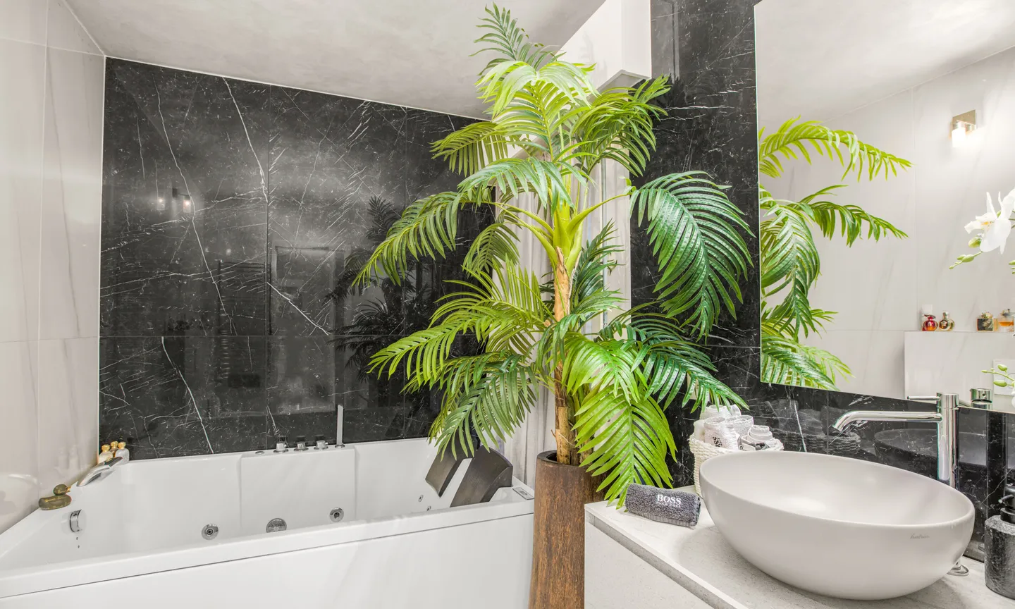 EXTRAORDINARY 4.5 ROOMS WITH POOL IN MAROGGIA - Photo 6 of 9