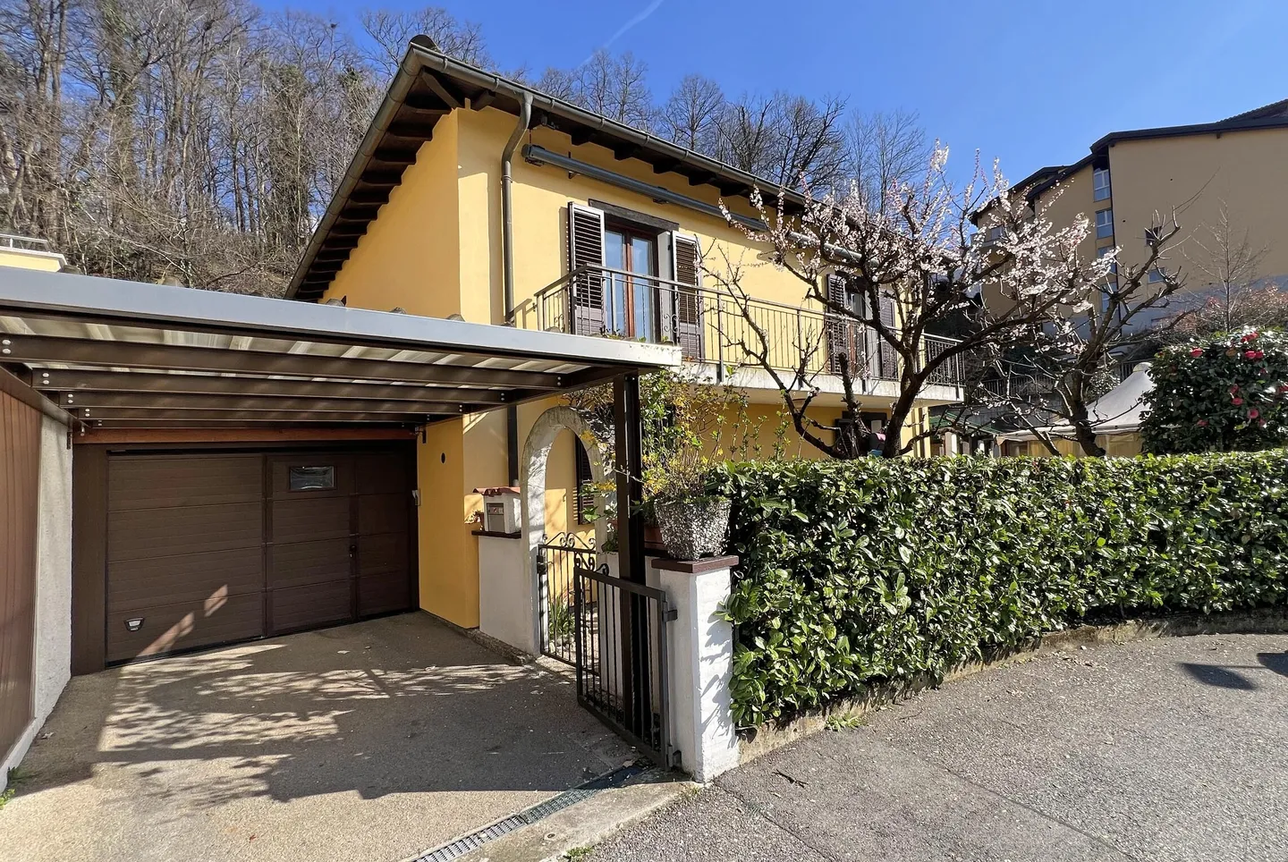 AFFITTASI GRAZIOSA CASA DI 4.5 LOCALI CON PATIO A CADRO - Foto 1 von 9