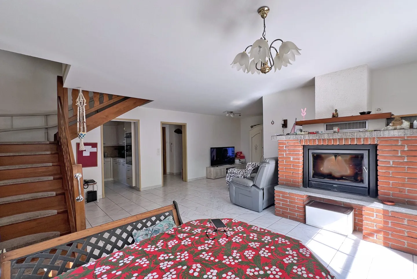 AFFITTASI GRAZIOSA CASA DI 4.5 LOCALI CON PATIO A CADRO - Foto 2 von 9