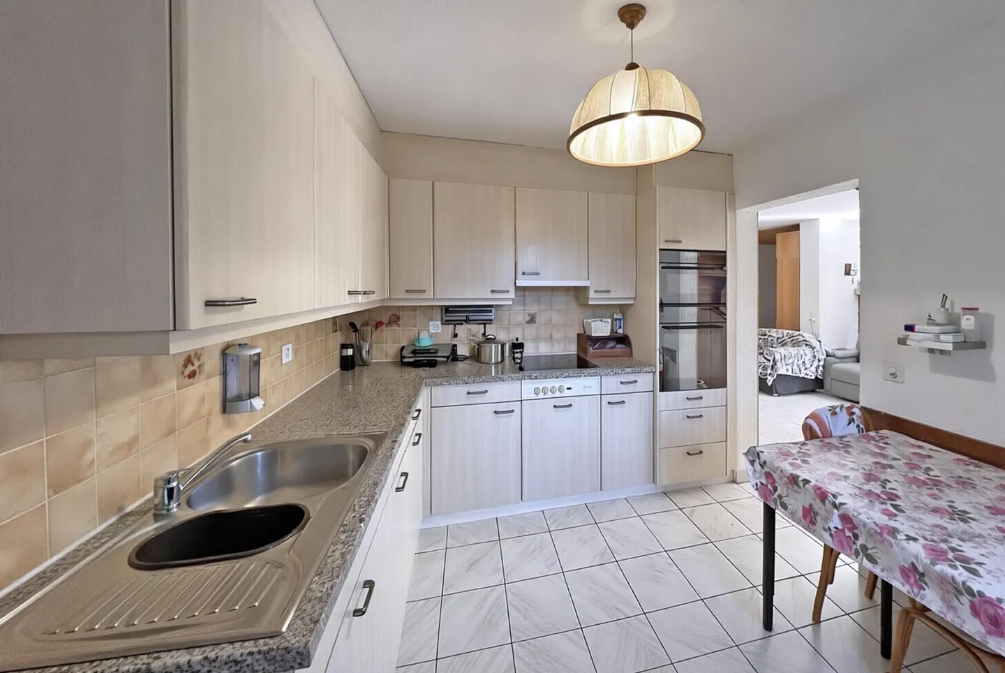 AFFITTASI GRAZIOSA CASA DI 4.5 LOCALI CON PATIO A CADRO - Foto 3 von 9