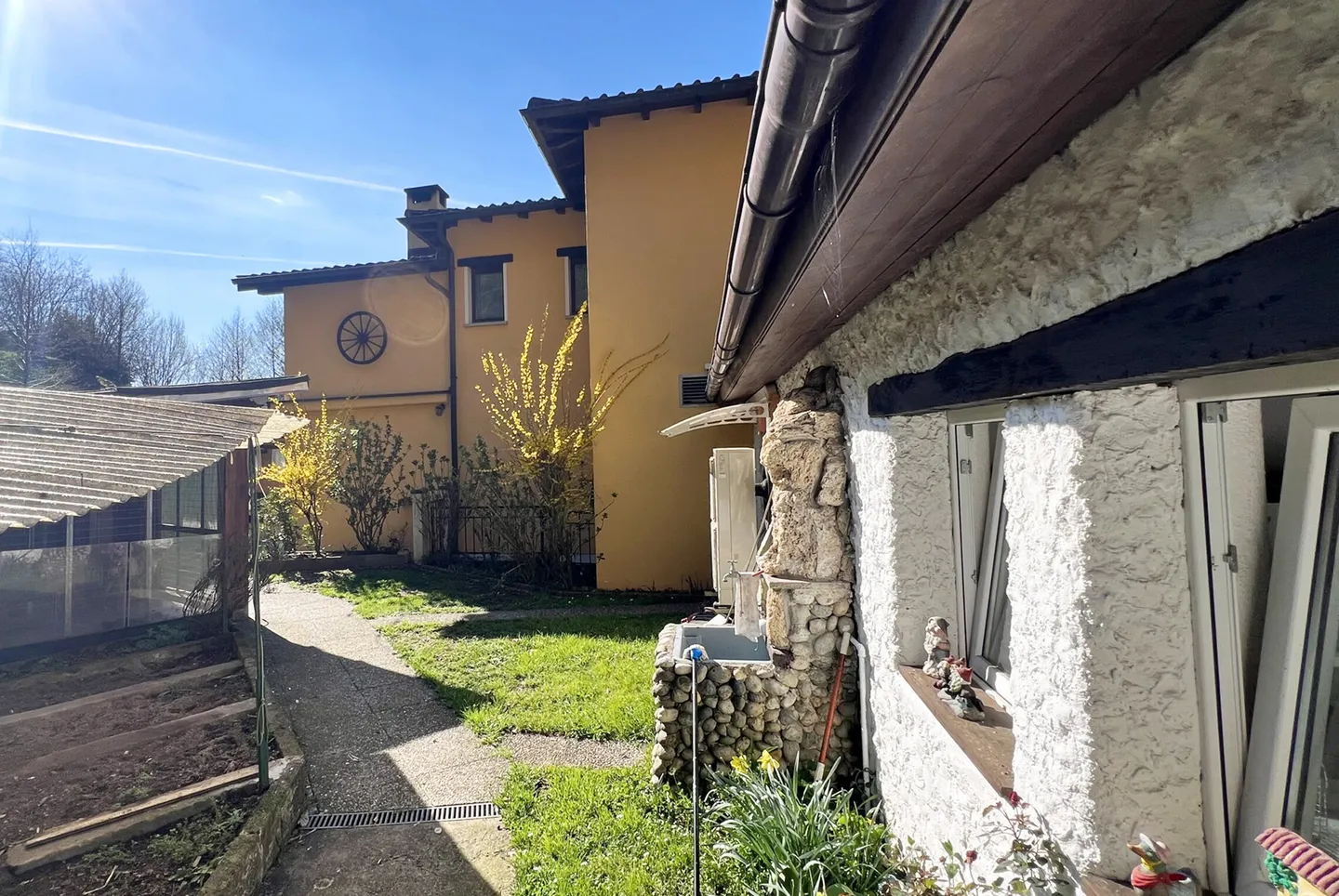 AFFITTASI GRAZIOSA CASA DI 4.5 LOCALI CON PATIO A CADRO - Foto 5 von 9