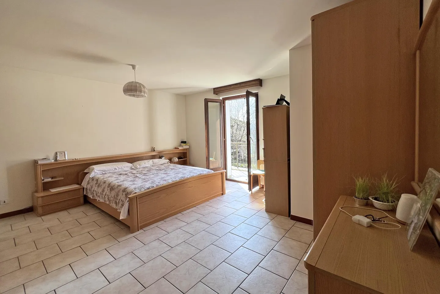 AFFITTASI GRAZIOSA CASA DI 4.5 LOCALI CON PATIO A CADRO - Foto 6 von 9