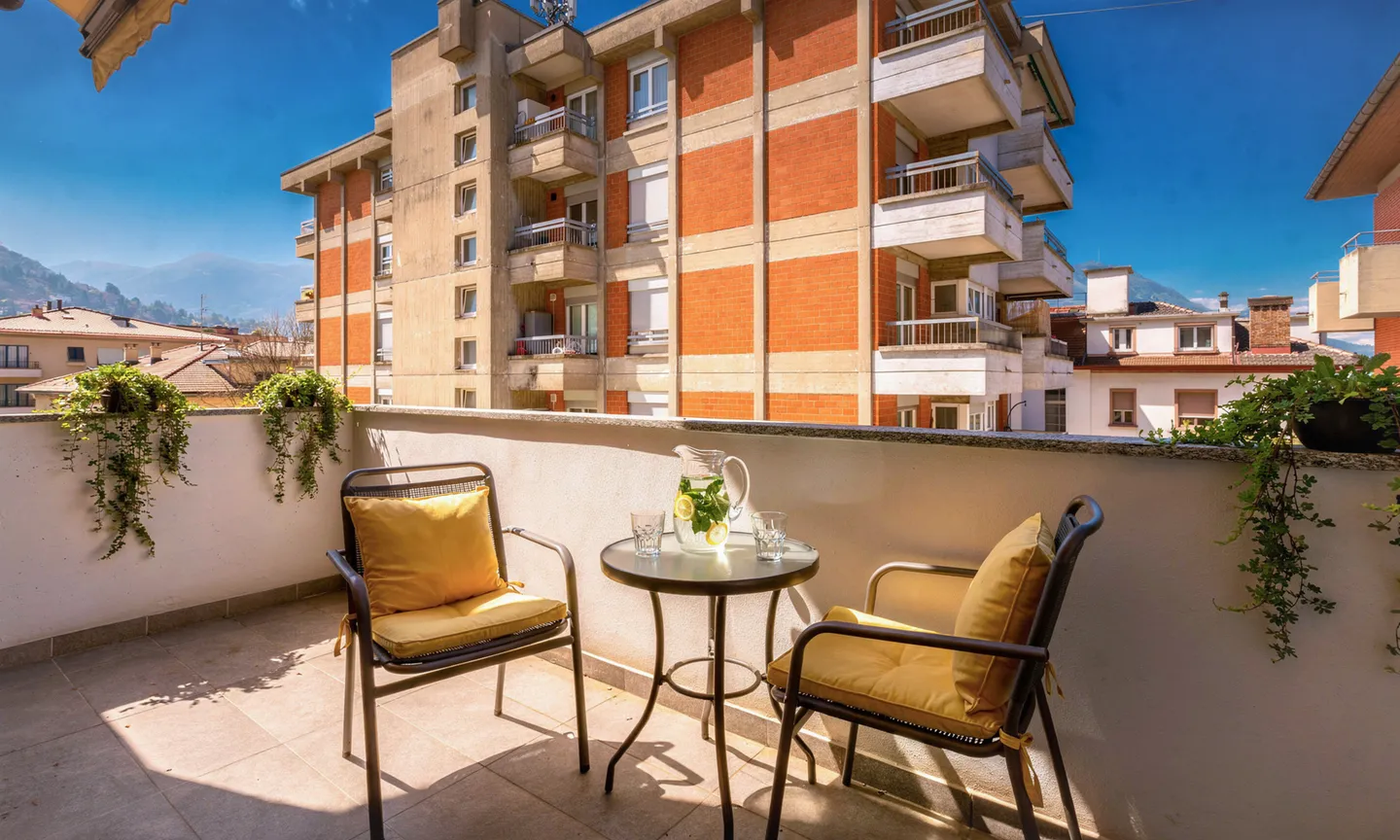 BRIGHT 2.5 ROOMS WITH BALCONY AND PARKING SPACE IN LUGANO - Photo 2 of 7