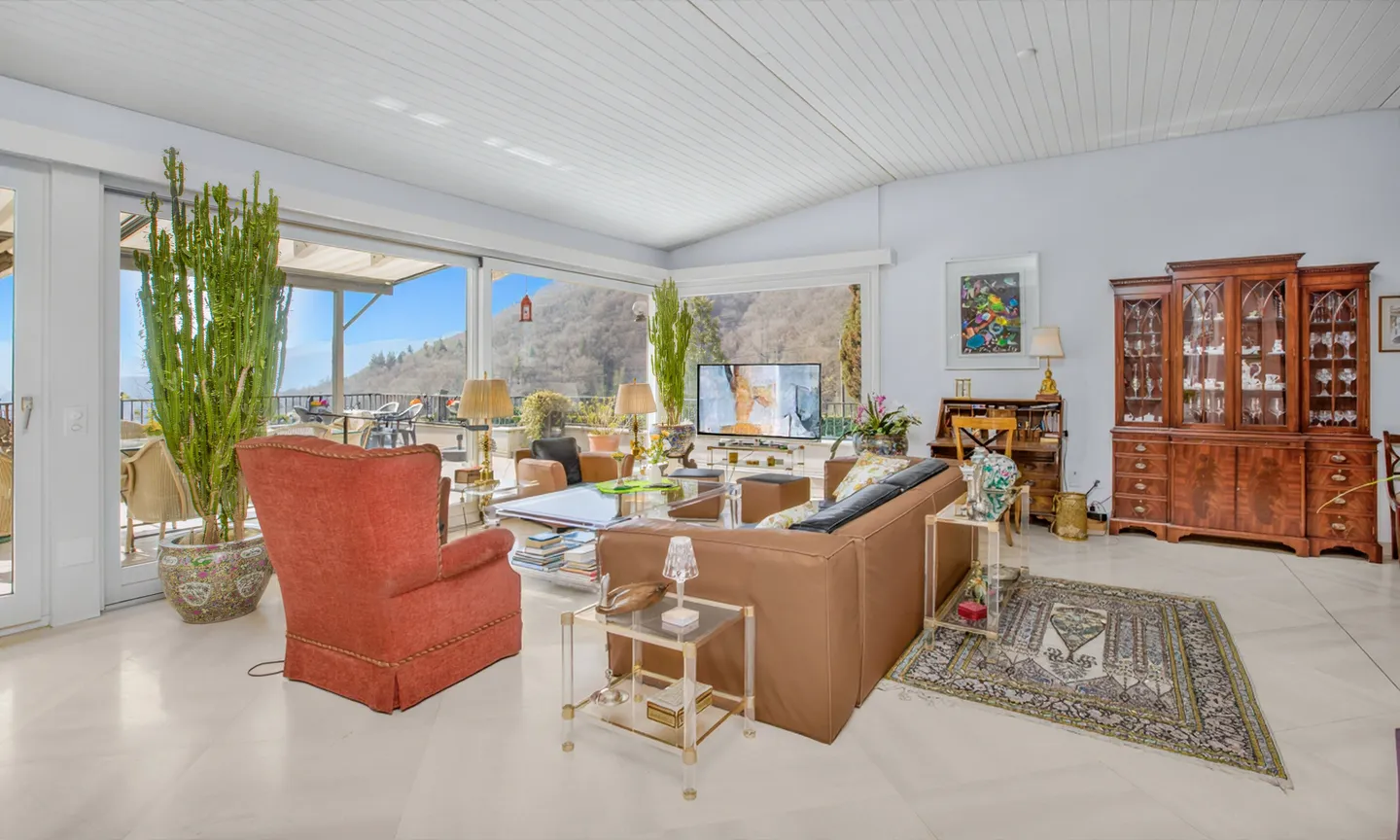 STUNNING VILLA WITH POOL AND INDEPENDENT UNIT IN CURIO - Photo 1 of 9