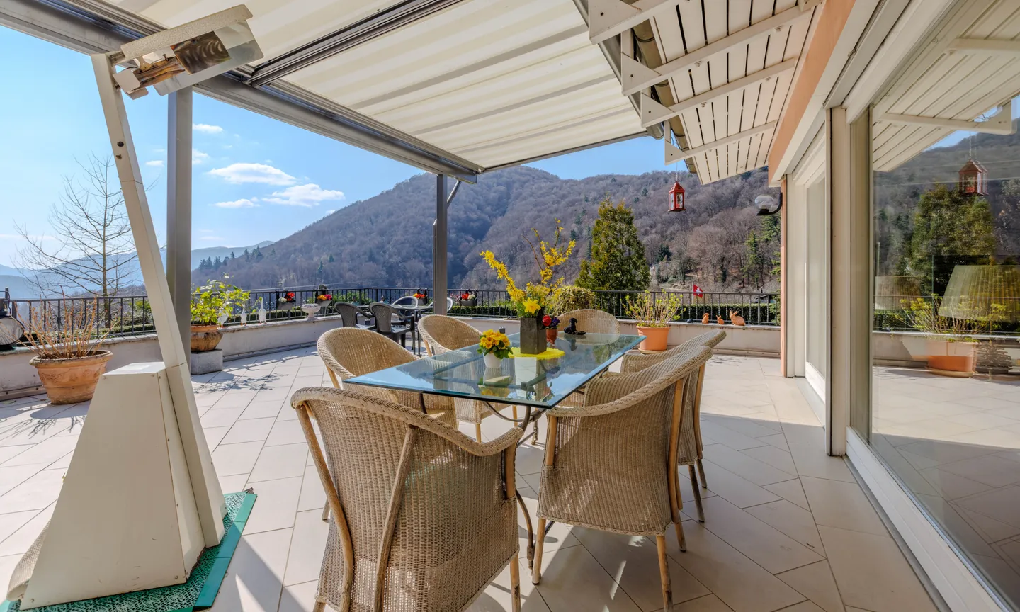 STUNNING VILLA WITH POOL AND INDEPENDENT UNIT IN CURIO - Photo 3 of 9