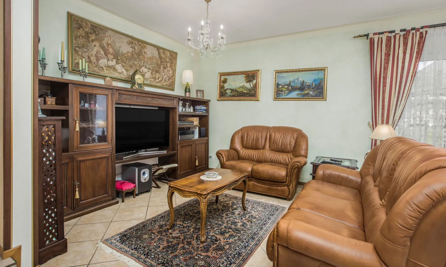 Casa familiare con giardino e vista - Foto 3 di 9