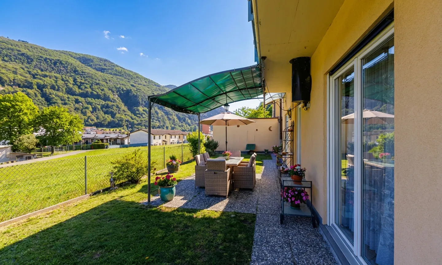 Casa familiare con giardino e vista - Foto 1 di 9