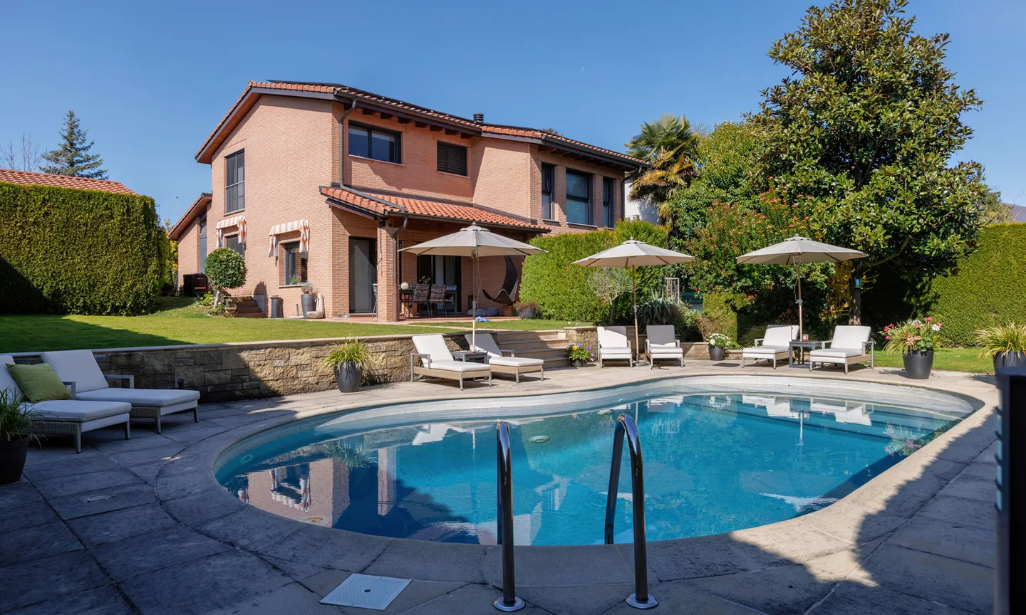 GRANDE VILLA UNIFAMILIAIRE DE 5,5 PIÈCES AVEC PISCINE À STABIO - Photo 1 sur 9