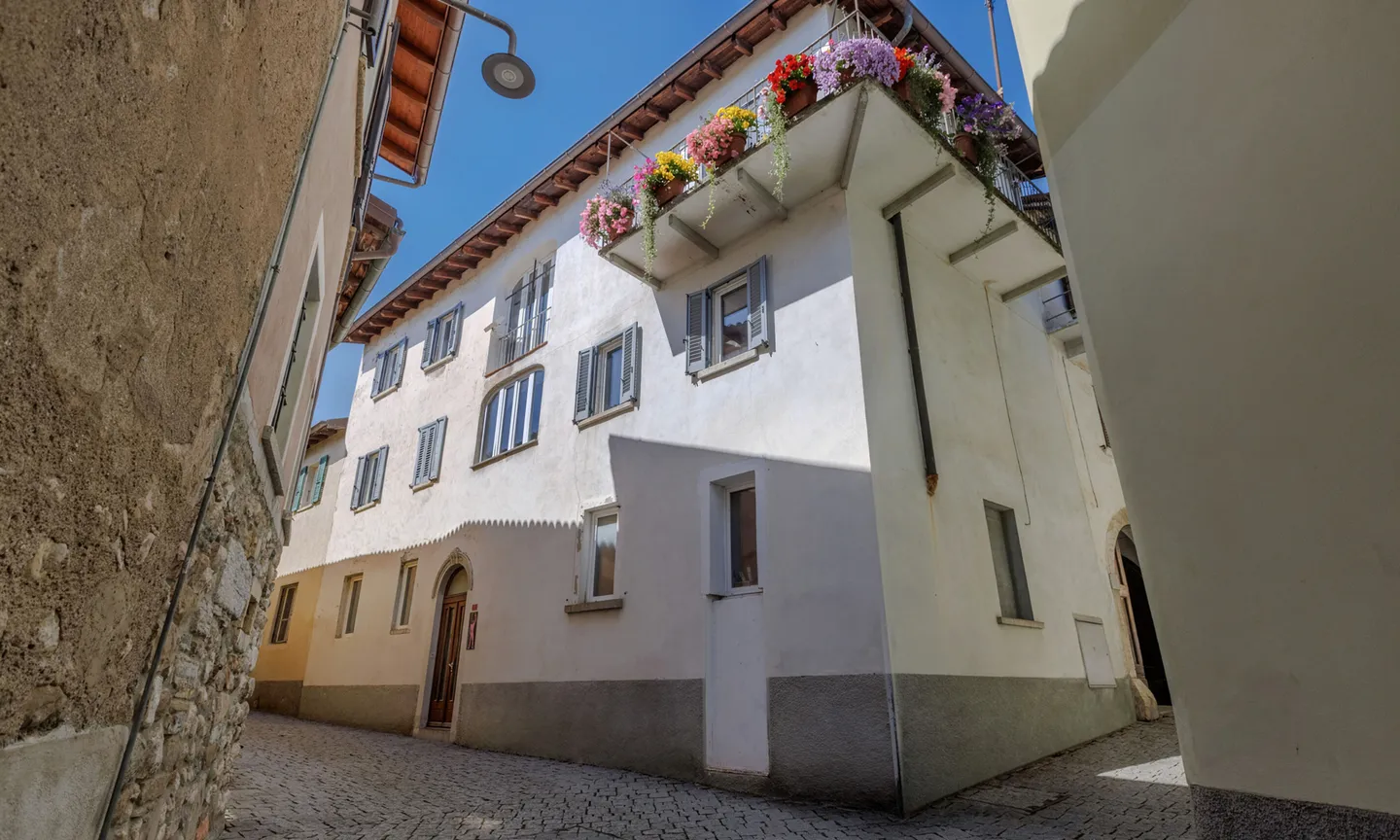 HISTORIC HOUSE RENOVATED WITH 4.5 ROOMS AND TERRACE IN BESAZIO - Photo 9 of 9