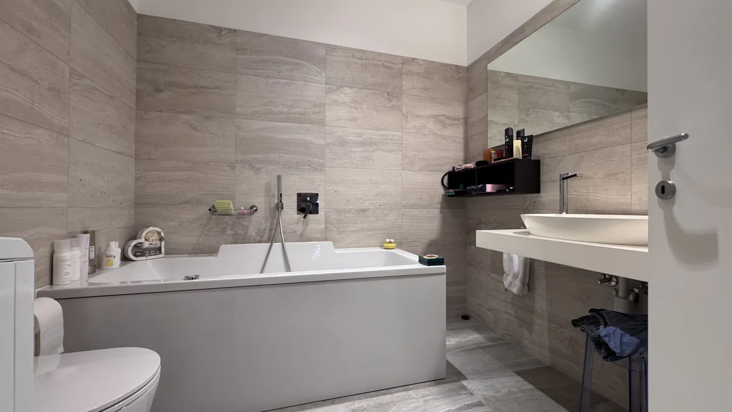 STUNNING AND SPACIOUS 3.5 ROOMS IN CENTRAL LUGANO - Photo 6 of 9