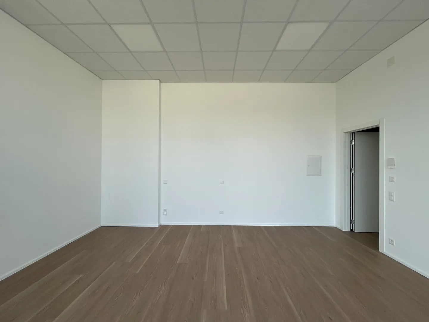 FOR RENT COMMERCIAL SPACE IN STRATEGIC AREA IN NOVAZZANO - Photo 5 of 9