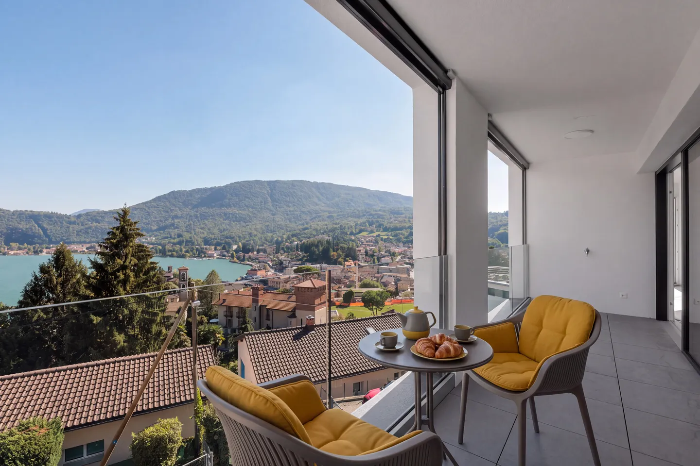 Penthouse exclusif et nouveau de 3,5 pièces avec vue sur le lac à Ponte Tresa - Photo 2 sur 11