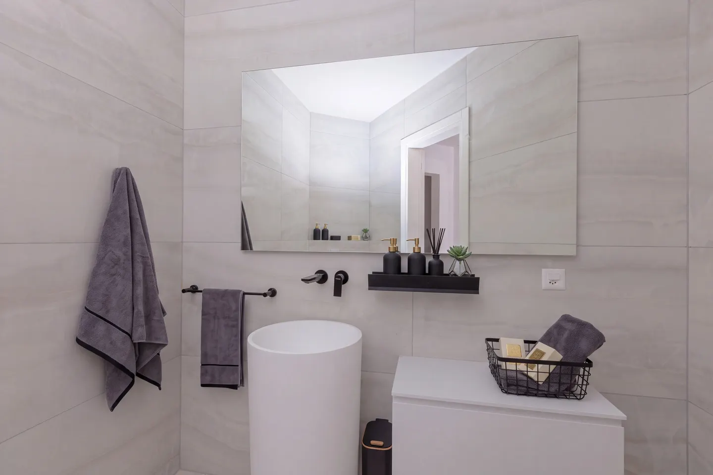 Penthouse exclusif et nouveau de 3,5 pièces avec vue sur le lac à Ponte Tresa - Photo 5 sur 11