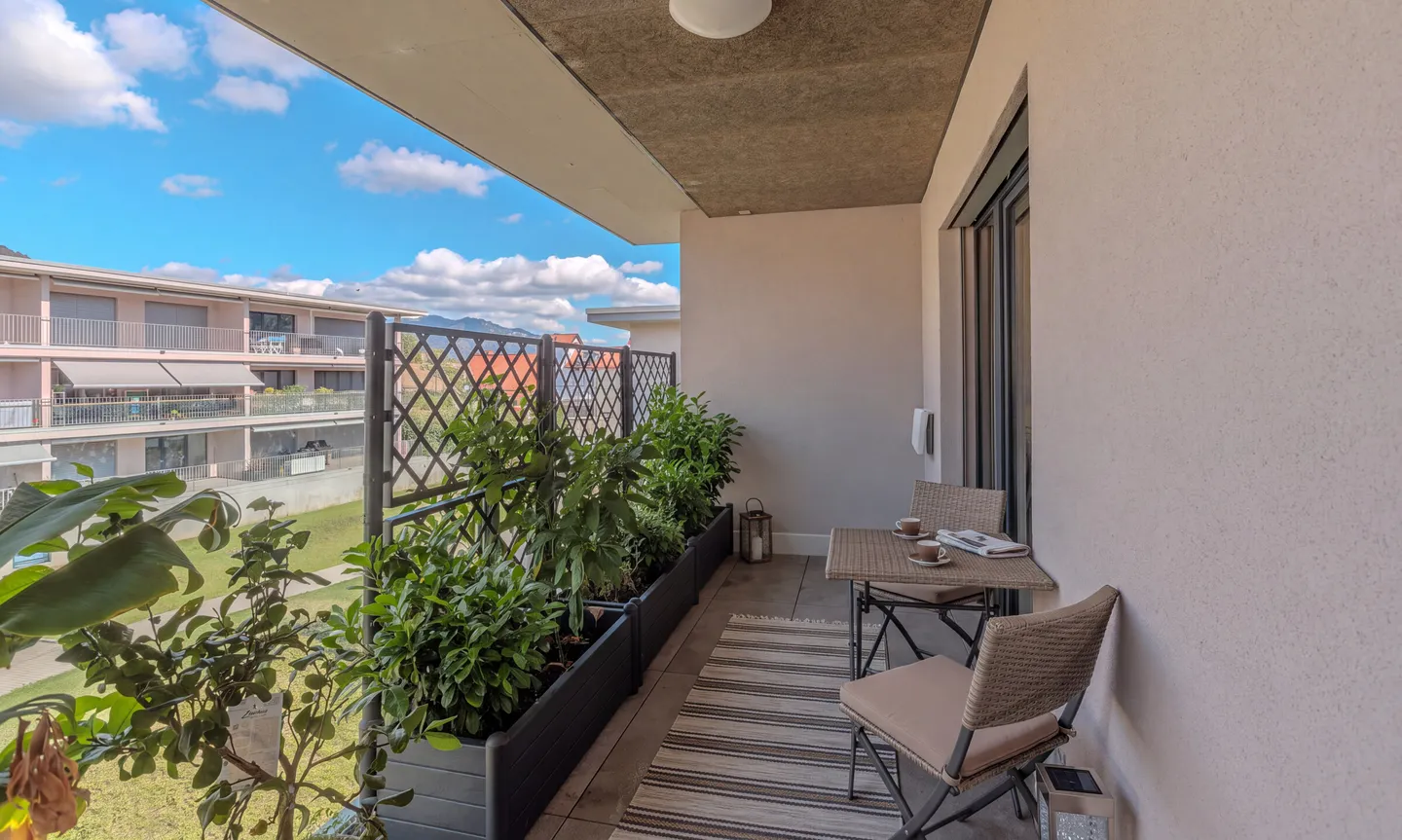 ÉLÉGANT ET MODERNE 4.5 PIÈCES AU DERNIER ÉTAGE À BALERNA - Photo 4 sur 10