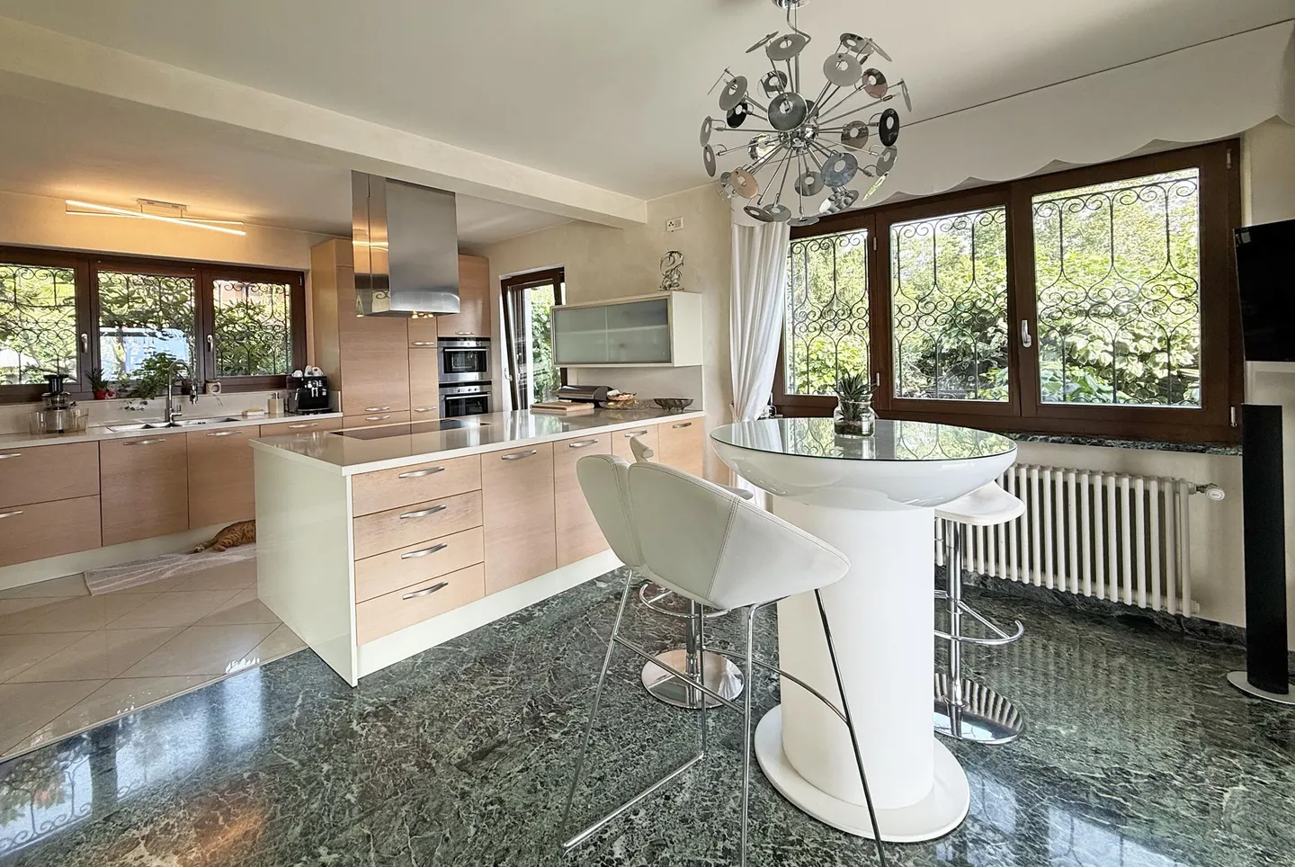 SCHÖNE VILLA MIT 5.5 ZIMMERN UND SEEBLICK MIT INNENPOOL IN PURA - Foto 2 von 9