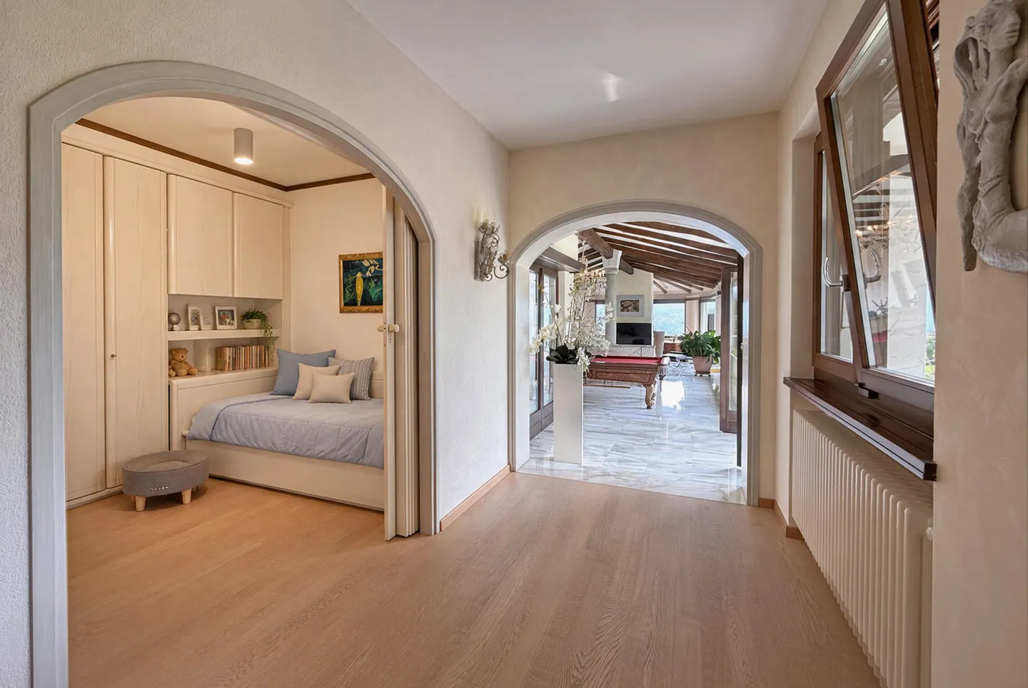 SCHÖNE VILLA MIT 5.5 ZIMMERN UND SEEBLICK MIT INNENPOOL IN PURA - Foto 8 von 9