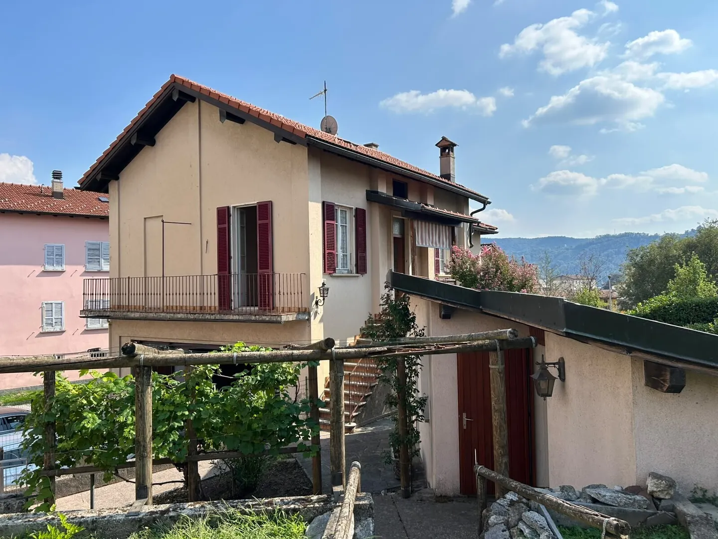 5-ZIMMER-HAUS MIT GROSSEM LAGER UND GARTEN IN BALERNA - Foto 1 von 9