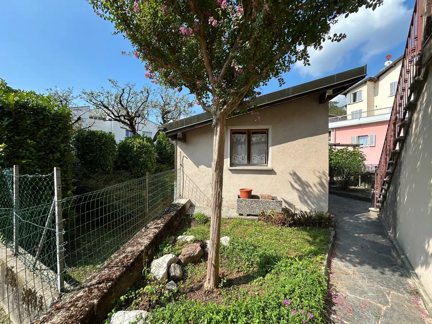 5-ZIMMER-HAUS MIT GROSSEM LAGER UND GARTEN IN BALERNA - Foto 3 von 9