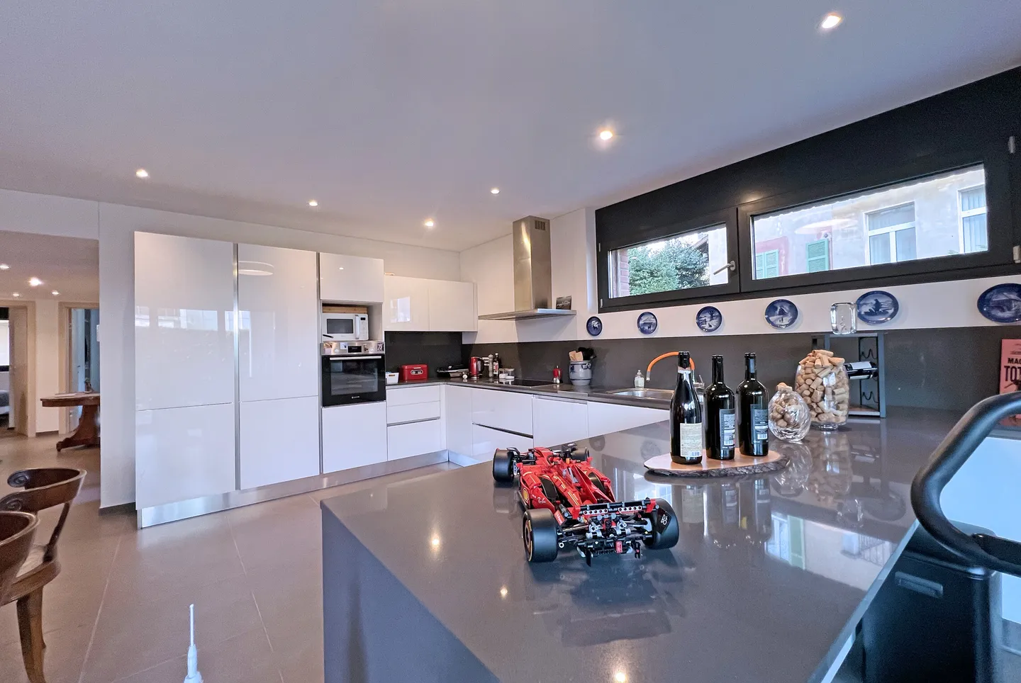 SPACIEUX ET MODERNE 3.5 DE 140MQ AVEC JARDIN PRIVÉ À MASSAGNO - Photo 2 sur 9