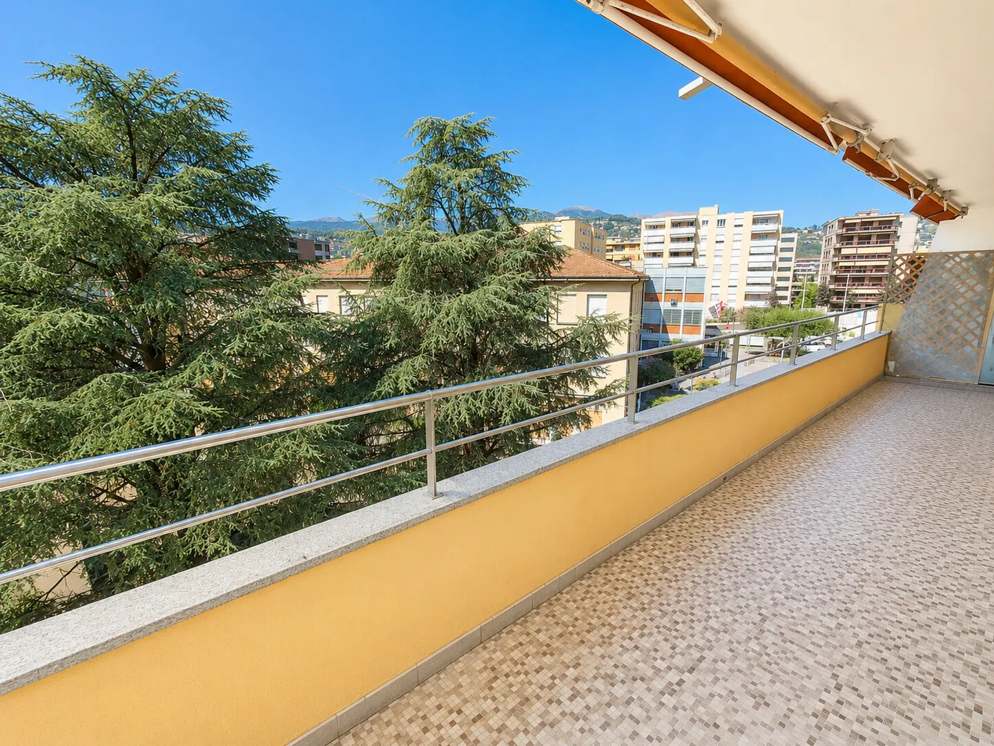 Appartamento spazioso con terrazza - Foto 3 di 10
