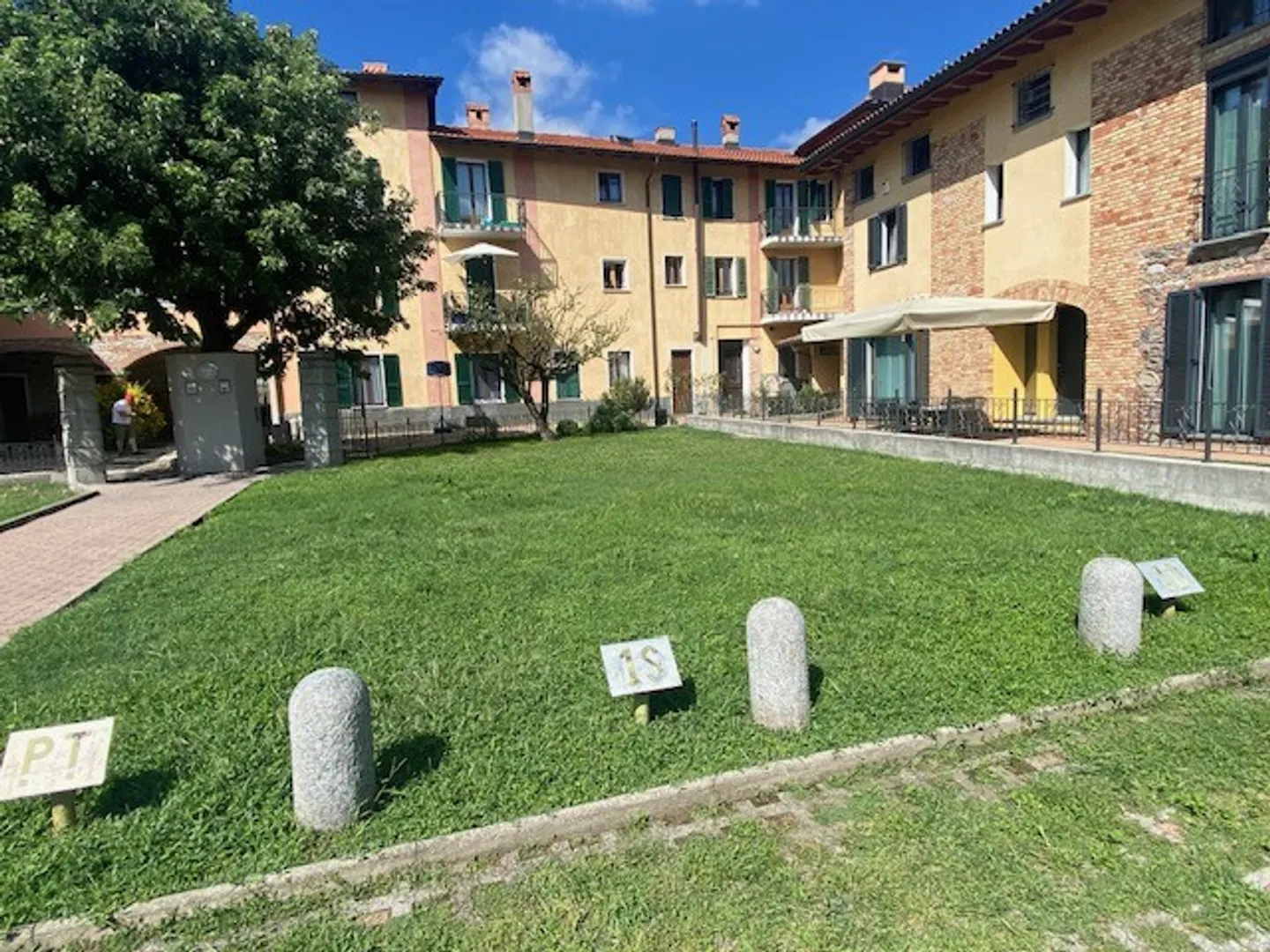 COMFORTABLE 2.5 ROOMS RENOVATED IN TUSCAN RUSTIC IN STABIO - Photo 4 of 13