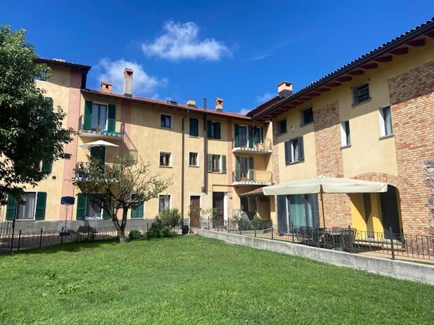COMFORTABLE 2.5 ROOMS RENOVATED IN TUSCAN RUSTIC IN STABIO - Photo 3 of 13