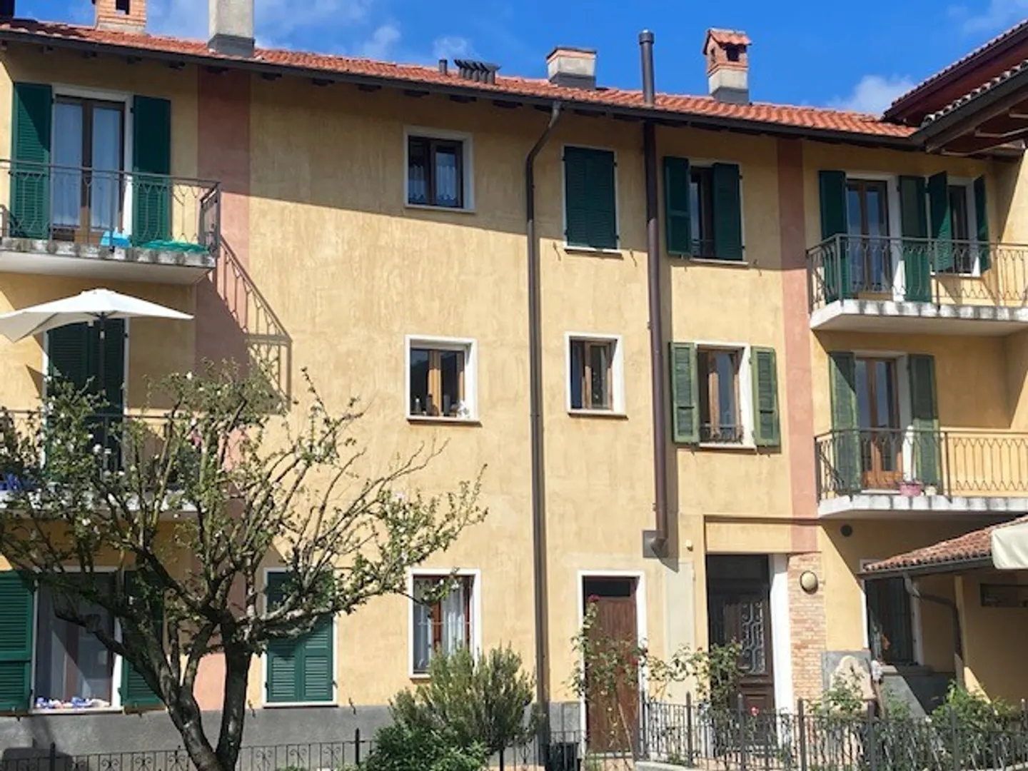 COMFORTABLE 2.5 ROOMS RENOVATED IN TUSCAN RUSTIC IN STABIO - Photo 2 of 13
