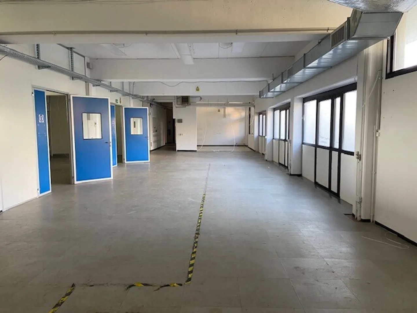 SPACIOUS INDEPENDENT CRAFT/COMMERCIAL BUILDING IN BALERNA - Photo 4 of 9