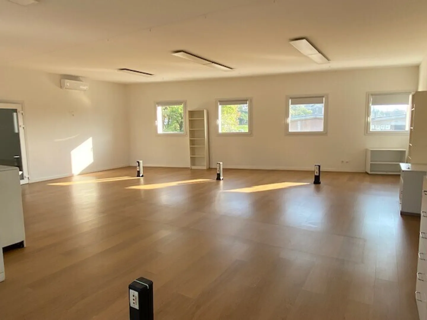 SPACIOUS INDEPENDENT CRAFT/COMMERCIAL BUILDING IN BALERNA - Photo 2 of 9