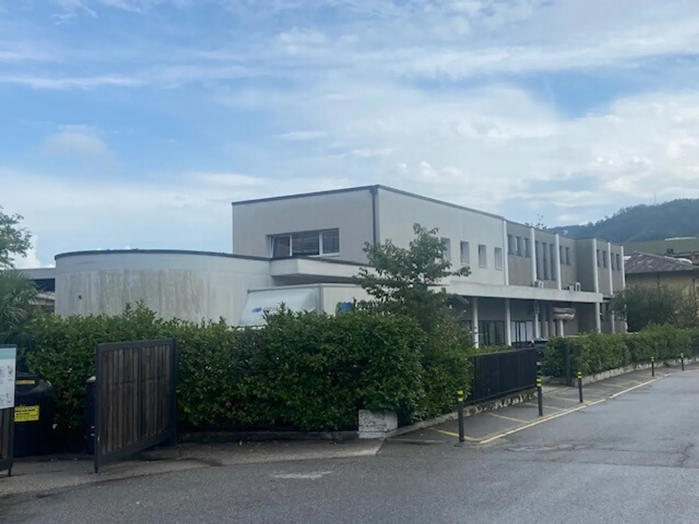 SPACIOUS INDEPENDENT CRAFT/COMMERCIAL BUILDING IN BALERNA - Photo 9 of 9