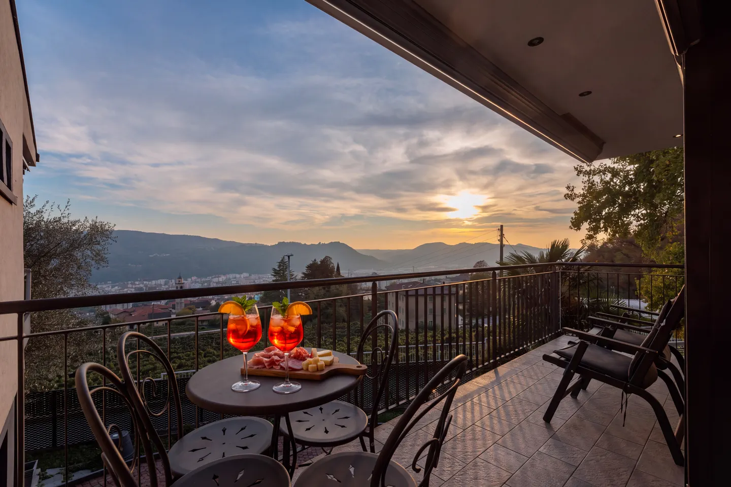 VILLA INDÉPENDANTE RÉNOVÉE AVEC VUE OUVERTE À VACALLO - Photo 5 sur 13