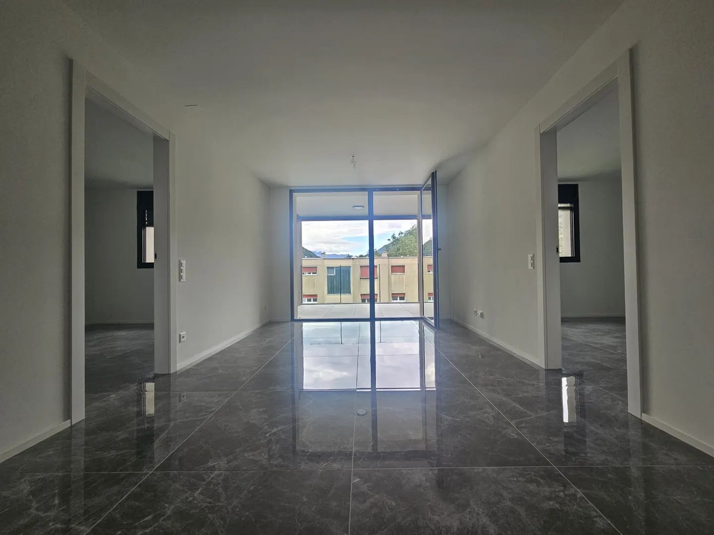 FOR RENT NEW AND BEAUTIFUL 3.5 ROOMS IN LUMINO - Photo 2 of 9