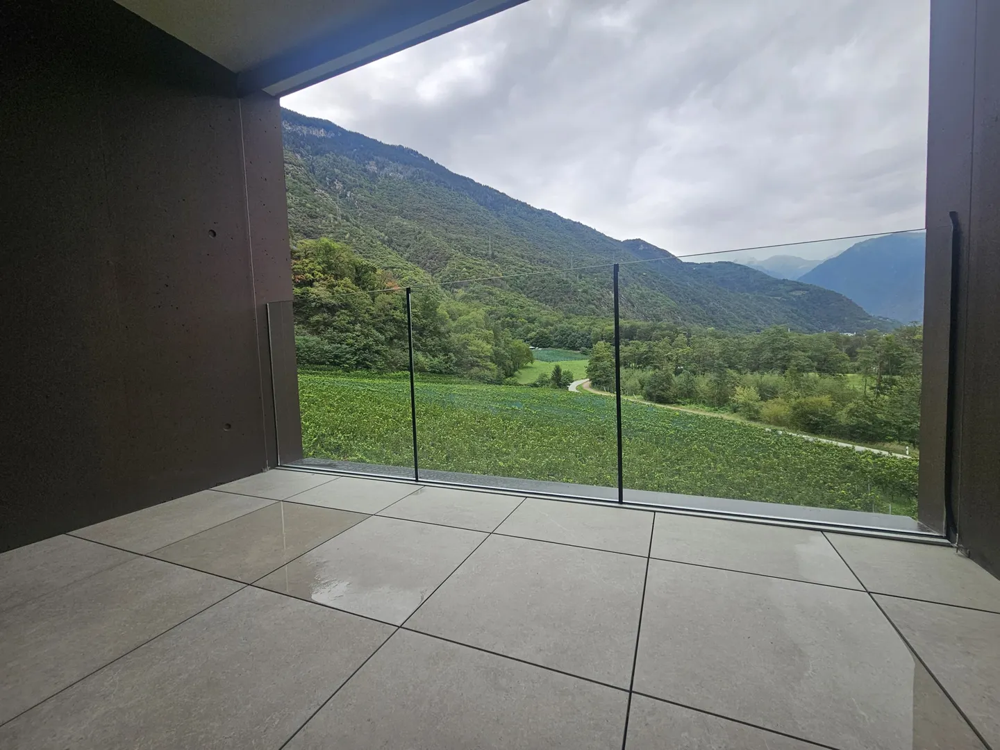 FOR RENT NEW 2.5 ROOMS WITH OPEN VIEW IN LUMINO - Photo 3 of 9