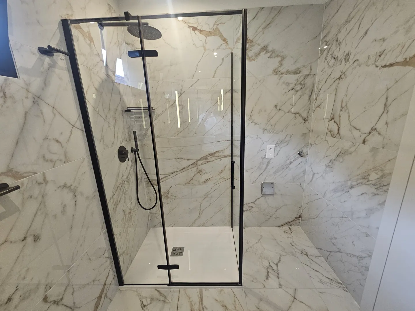FOR RENT NEW 2.5 ROOMS WITH OPEN VIEW IN LUMINO - Photo 6 of 9