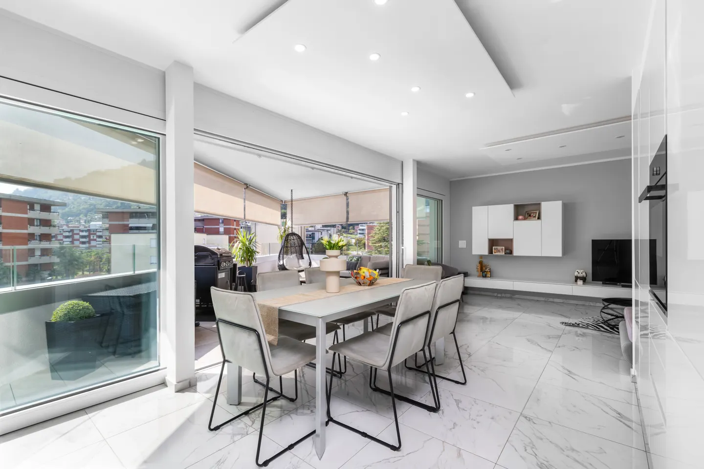 MODERNES 3.5 ZIMMER MIT GROSSER TERRASSE IN AGNO - Foto 2 von 10