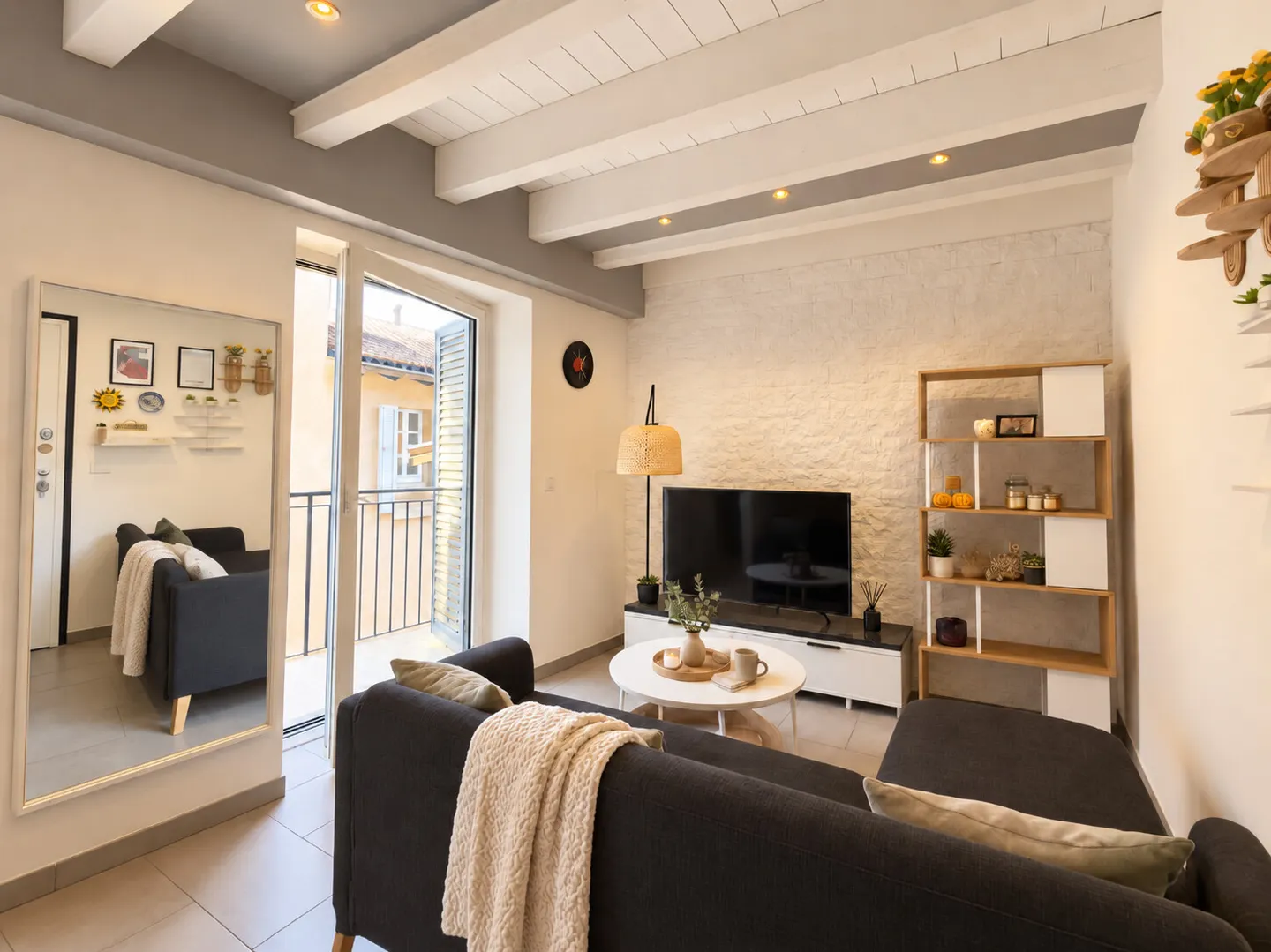 EXCELLENT INVESTISSEMENT - 2,5 PIÈCES RÉNOVÉES À VIGANELLO - Photo 2 sur 6