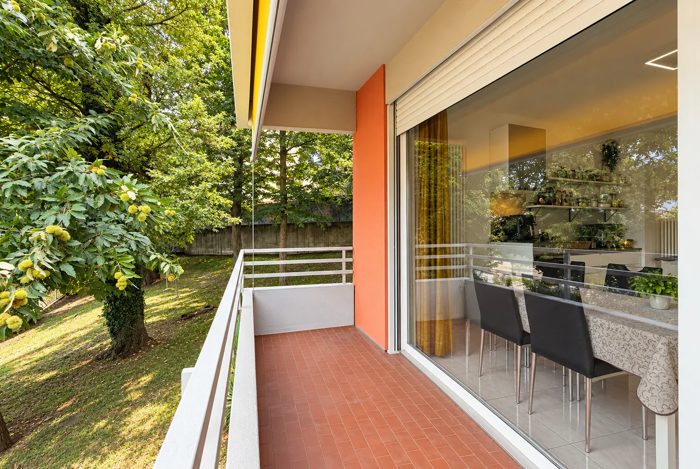 SPACIOUS AND BRIGHT 2.5 ROOMS IN MONCUCCO AREA IN LUGANO - Photo 3 of 9