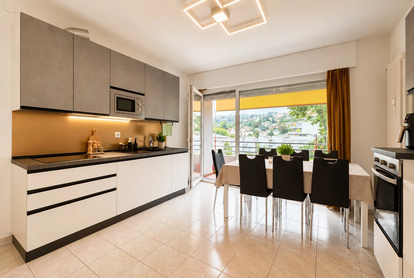 SPACIOUS AND BRIGHT 2.5 ROOMS IN MONCUCCO AREA IN LUGANO - Photo 2 of 9