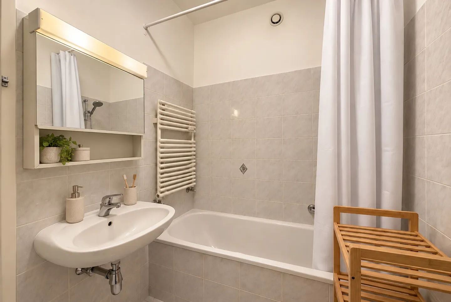 SPACIOUS AND BRIGHT 2.5 ROOMS IN MONCUCCO AREA IN LUGANO - Photo 6 of 9