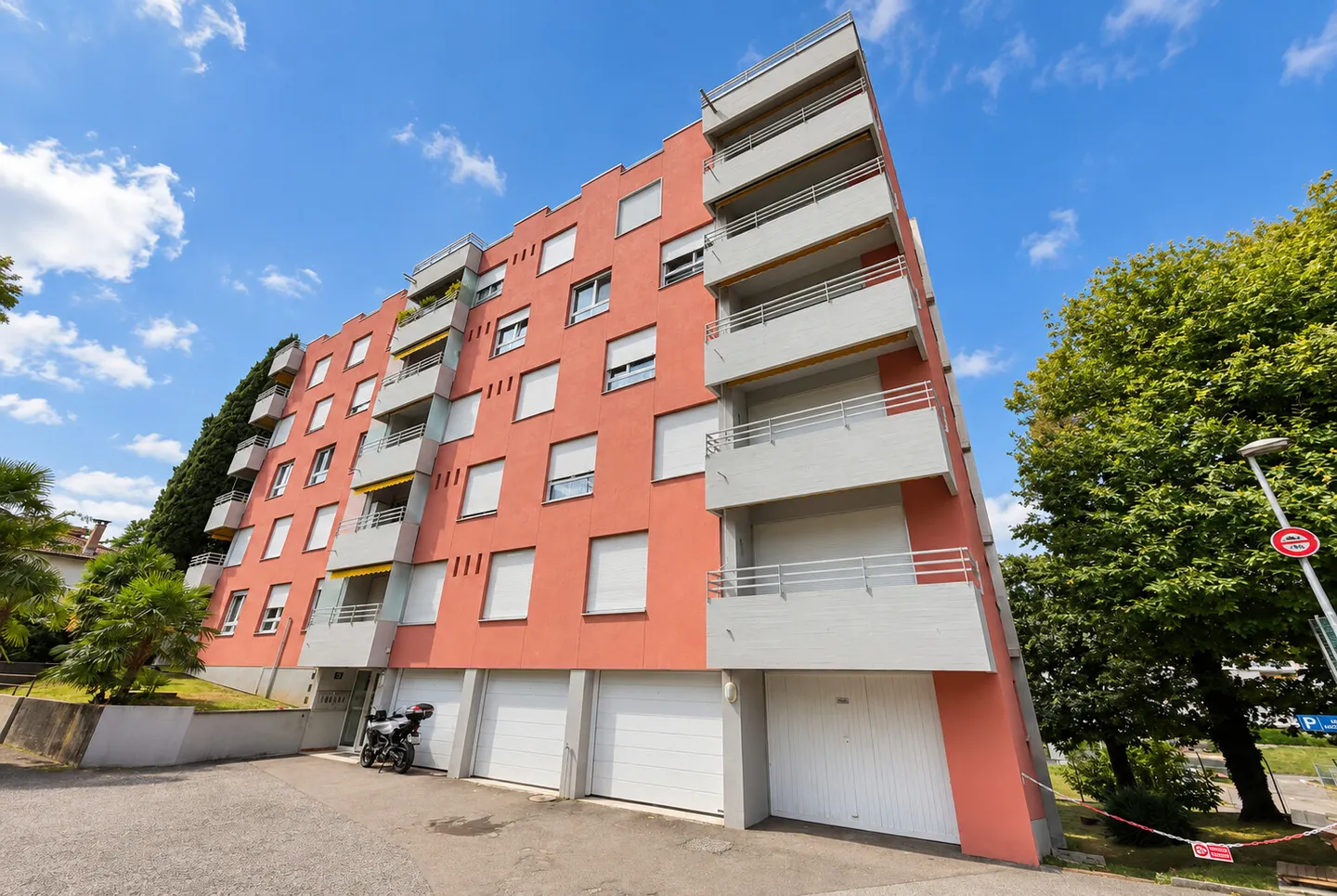 SPACIOUS AND BRIGHT 2.5 ROOMS IN MONCUCCO AREA IN LUGANO - Photo 9 of 9