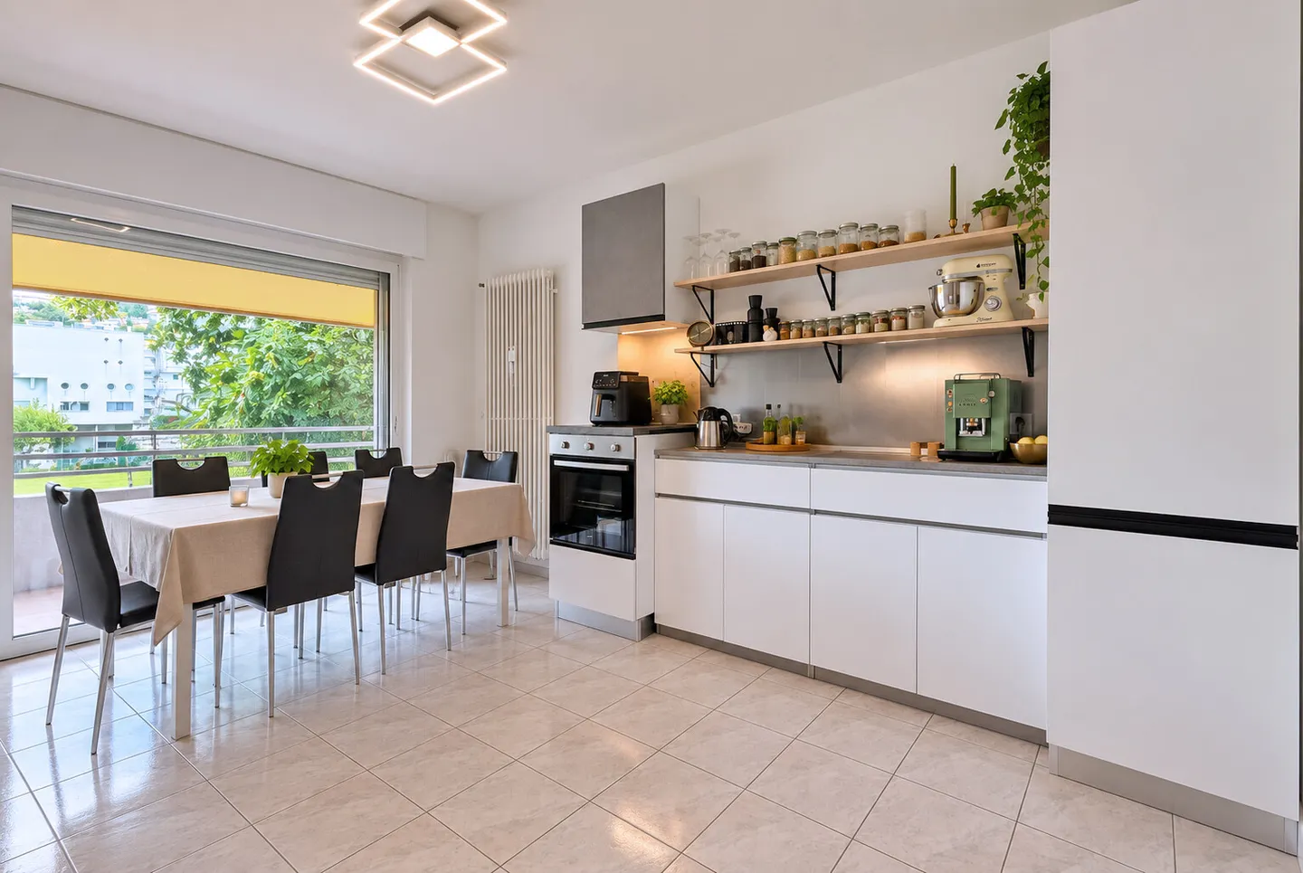 SPACIOUS AND BRIGHT 2.5 ROOMS IN MONCUCCO AREA IN LUGANO - Photo 1 of 9
