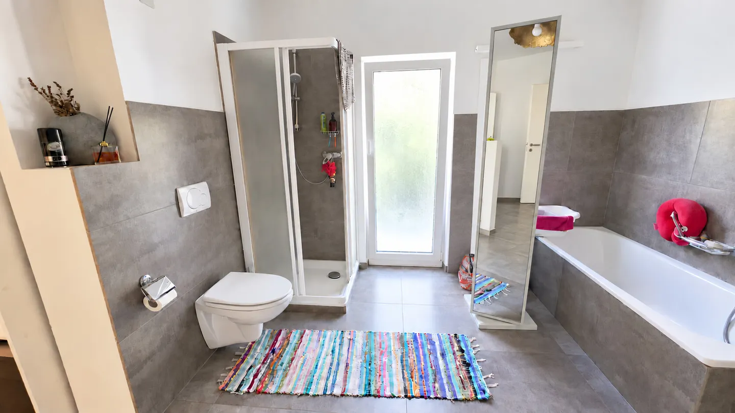 MAISON BIFAMILIALE DE 7 PIÈCES AVEC GRAND JARDIN À SESSA - Photo 5 sur 12
