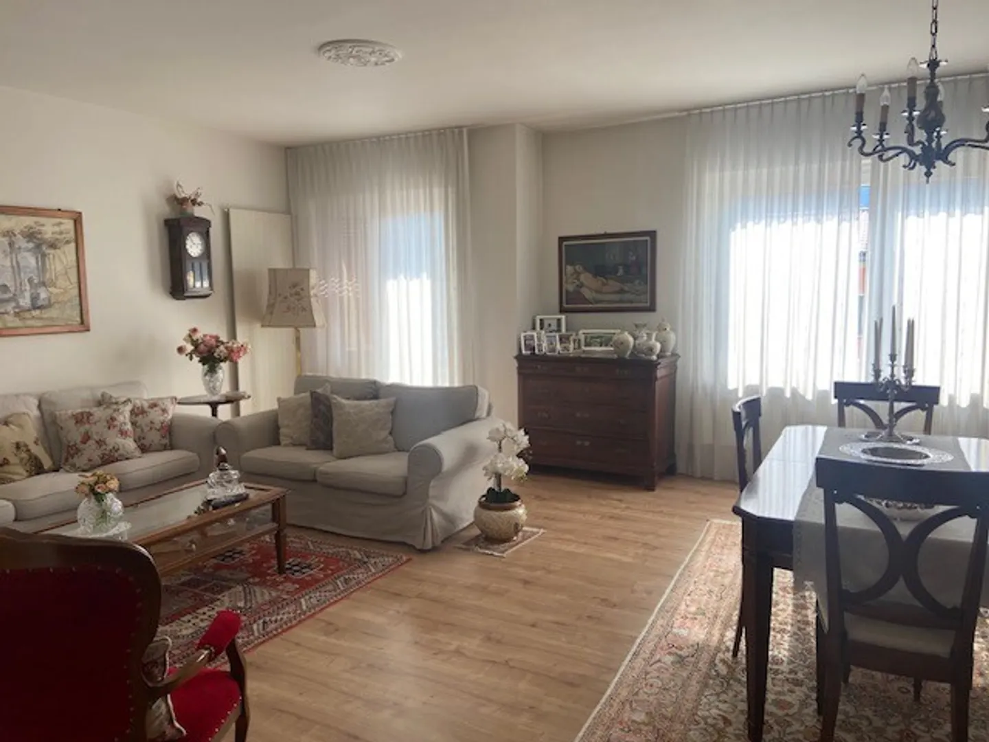 Bequeme 4,5 Zimmer im obersten Stockwerk in Chiasso - Foto 2 von 9