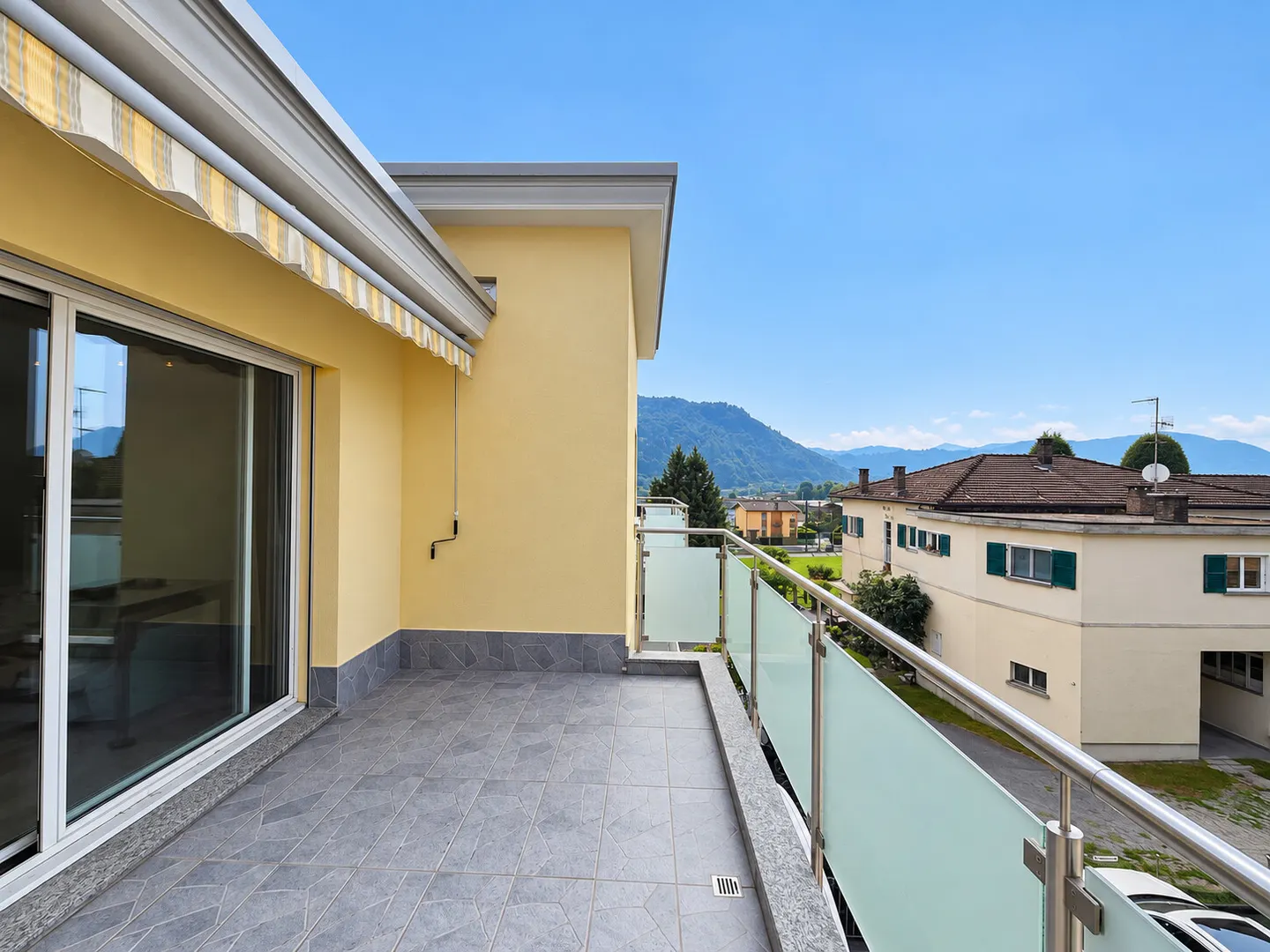 ATTICO LUMINEUX DE 3,5 PIÈCES AVEC TERRASSE À BIOGGIO - Photo 2 sur 9