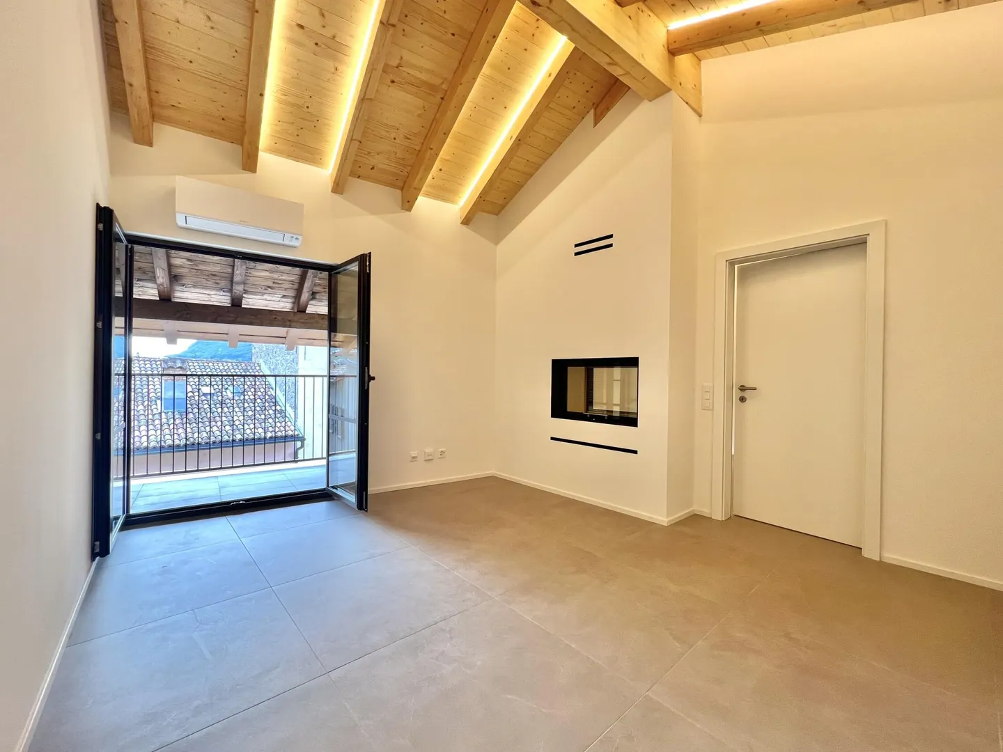 FOR RENT: Charming 2.5 Rooms with Balcony in Riva San Vitale - Photo 2 of 9