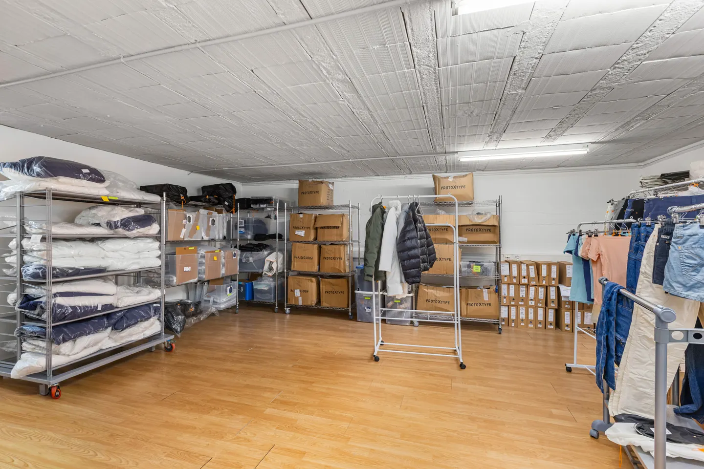 COMMERCIAL BUILDING WITH OFFICES AND PARKING SPACES IN BESAZIO - Photo 9 of 12