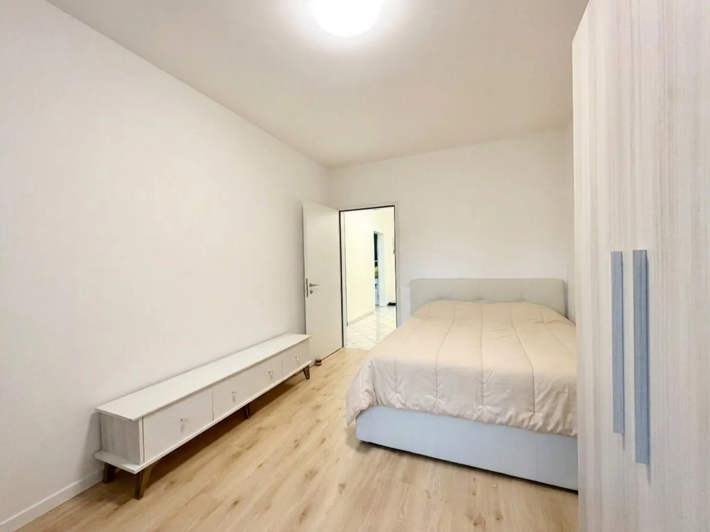 GERÄUMIGE UND HELL 3.5 ZIMMER MIT TERRASSE IN CADENAZZO - Foto 11 von 13