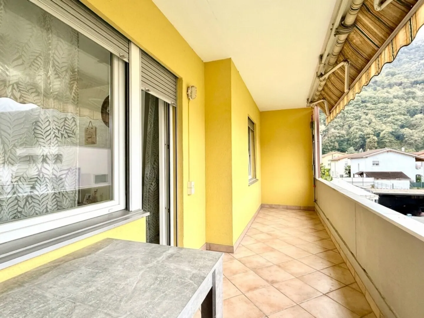 GERÄUMIGE UND HELL 3.5 ZIMMER MIT TERRASSE IN CADENAZZO - Foto 8 von 13