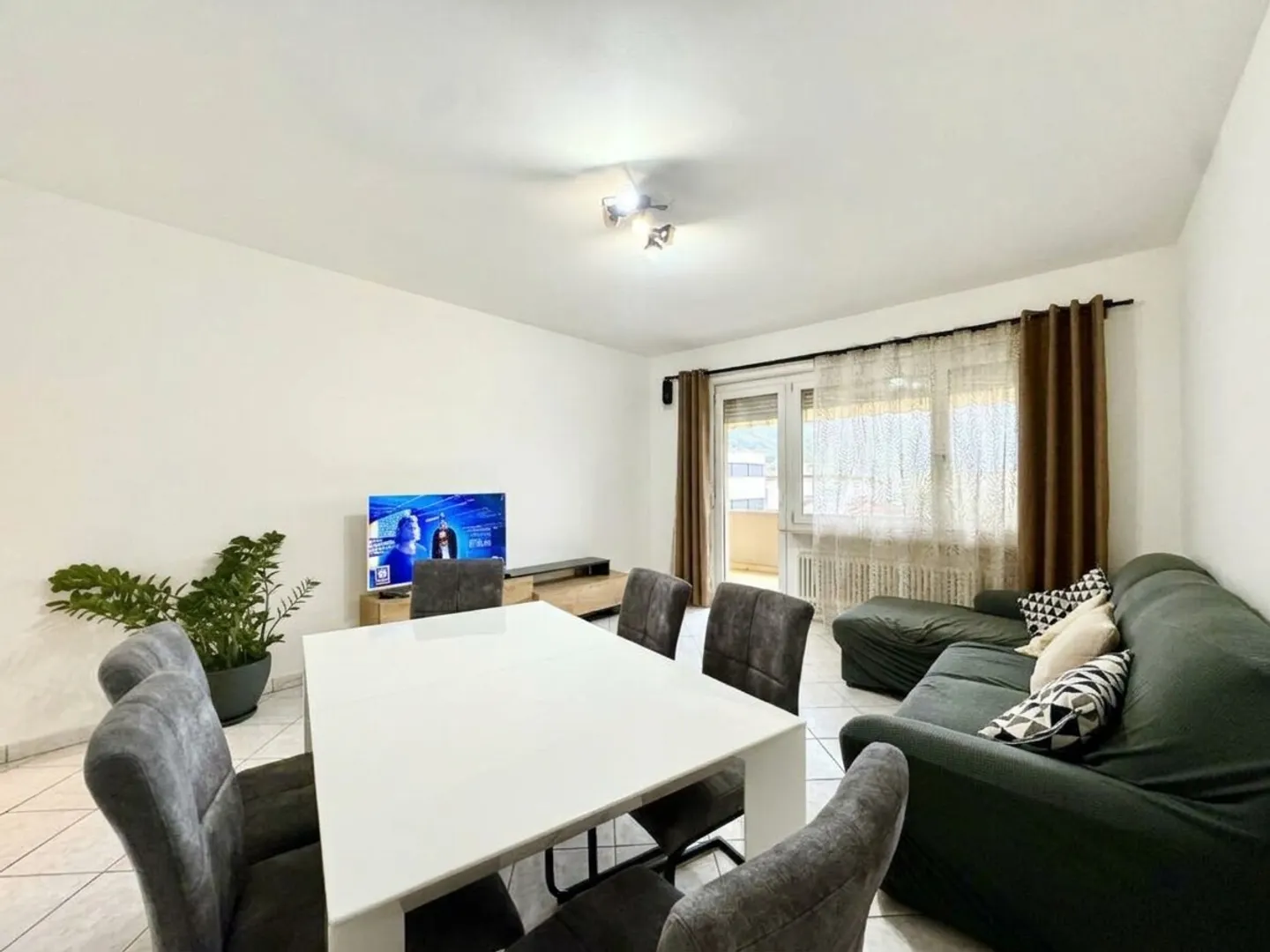 GERÄUMIGE UND HELL 3.5 ZIMMER MIT TERRASSE IN CADENAZZO - Foto 2 von 13