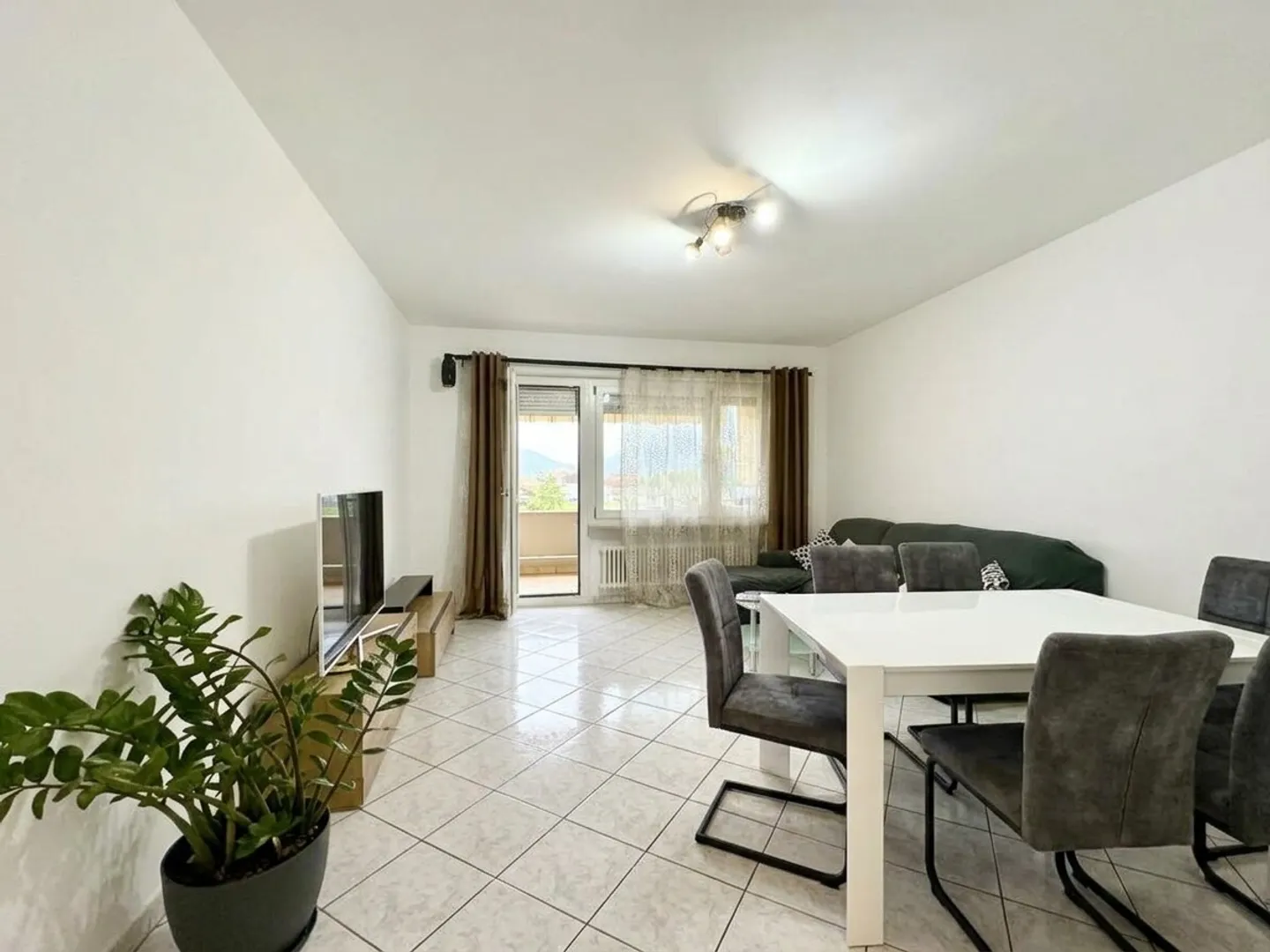 GERÄUMIGE UND HELL 3.5 ZIMMER MIT TERRASSE IN CADENAZZO - Foto 1 von 13